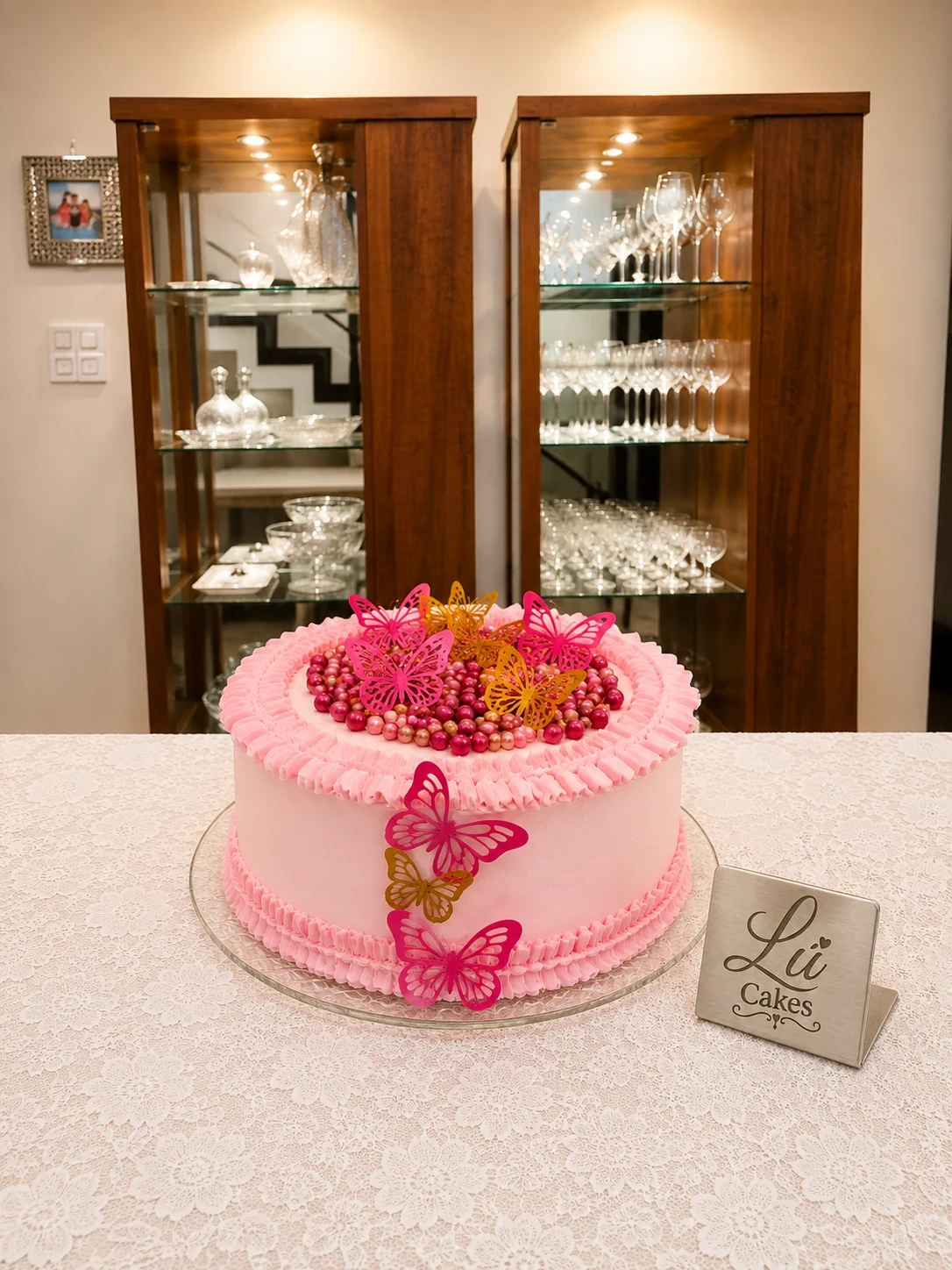 mesa com bolo rosa
